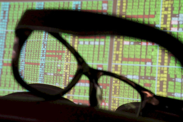 電金傳軟腳 台股大跌260點失守17600點