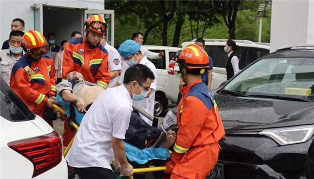 深圳一男子在空調管道暈厥 消防員徒手救援