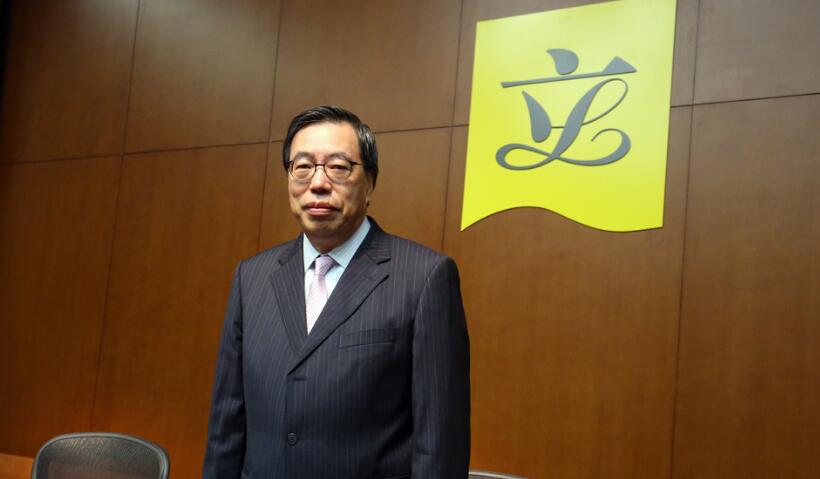 梁君彥代表全體立法會議員祝賀張家朗為港摘金