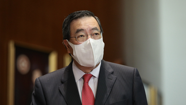 梁君彥代表立法會議員祝賀何詩蓓為香港奪得銀牌