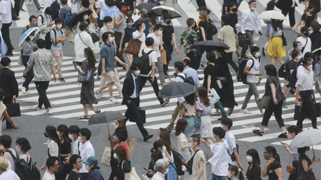 日本疫情失控 日增近萬個案