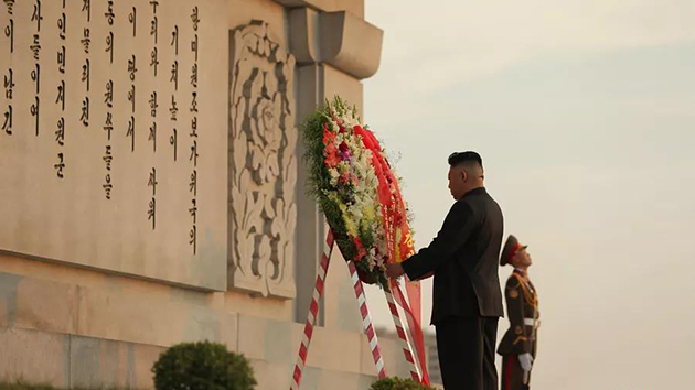 金正恩參謁中朝友誼塔：向中國人民志願軍烈士表示崇高敬意
