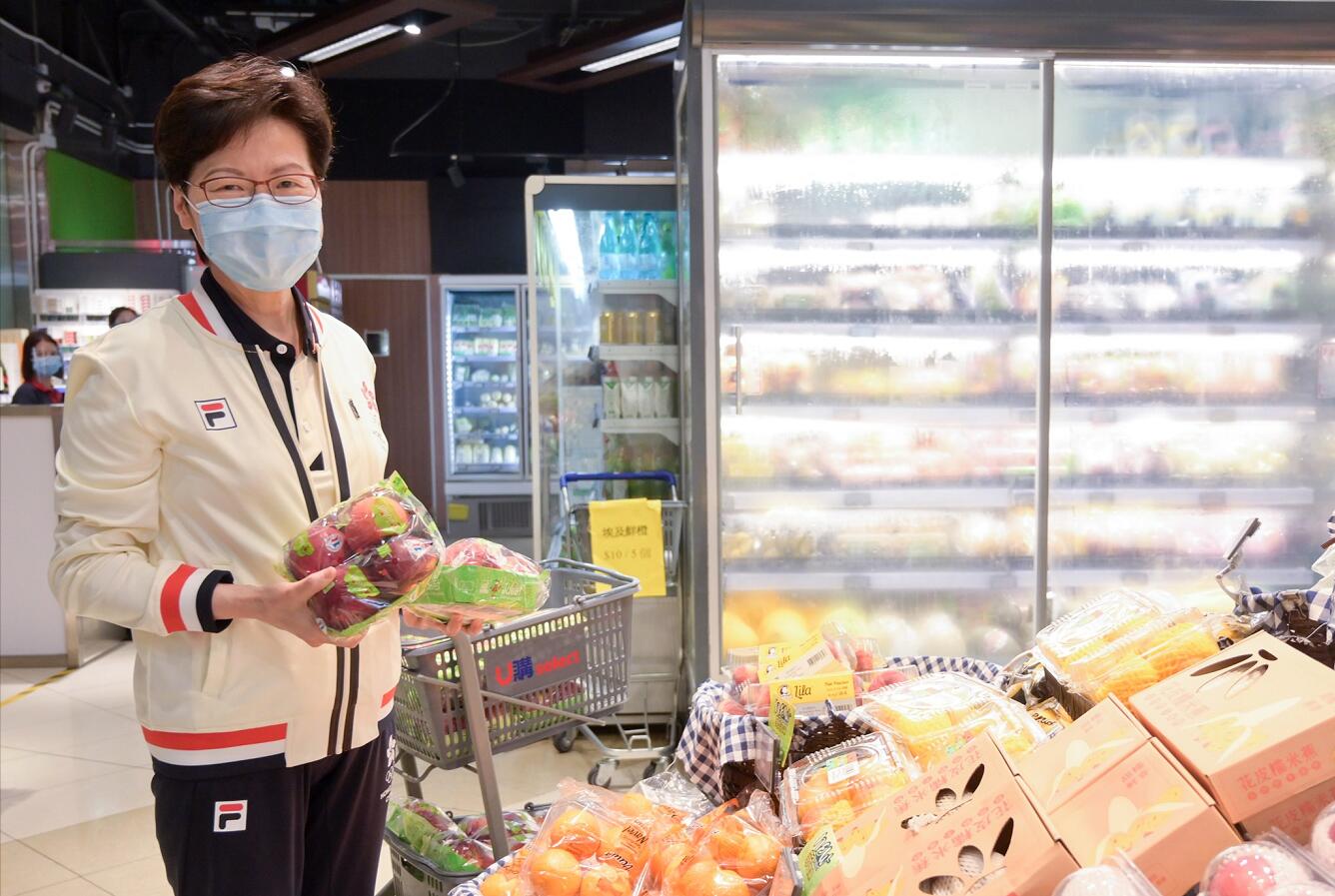 林鄭響應消費券發放 購二百多个蘋果贈市民