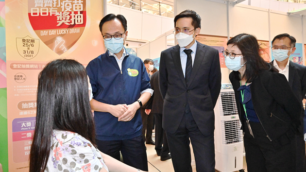 政府疫苗外展隊在觀塘apm商場近300市民打針