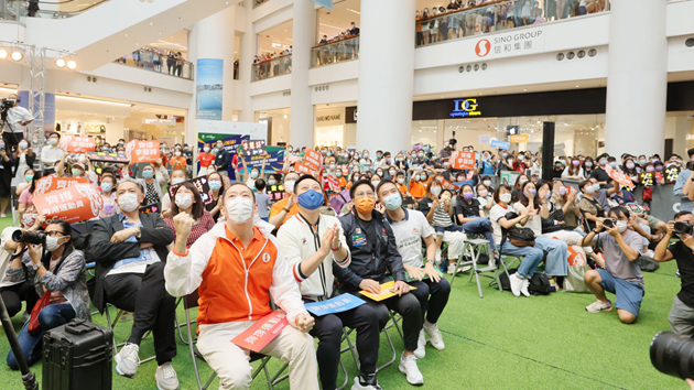 大批市民奧海城觀看奧運直播 為港隊打氣