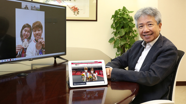 教大校長張仁良祝賀杜凱琹、李皓晴奪得東京奧運乒乓球女子團體賽銅牌