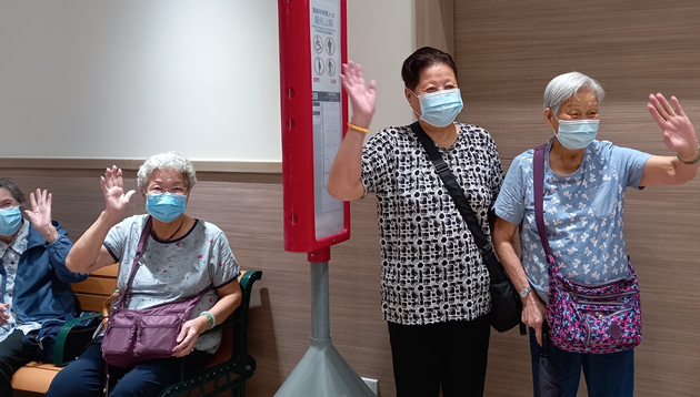 樂善堂黃大仙長者日間護理中心獲捐贈巴士站牌