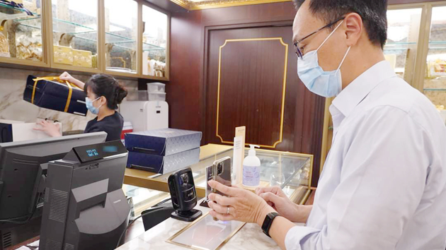 聶德權用消費券買西餅向同事表心意！