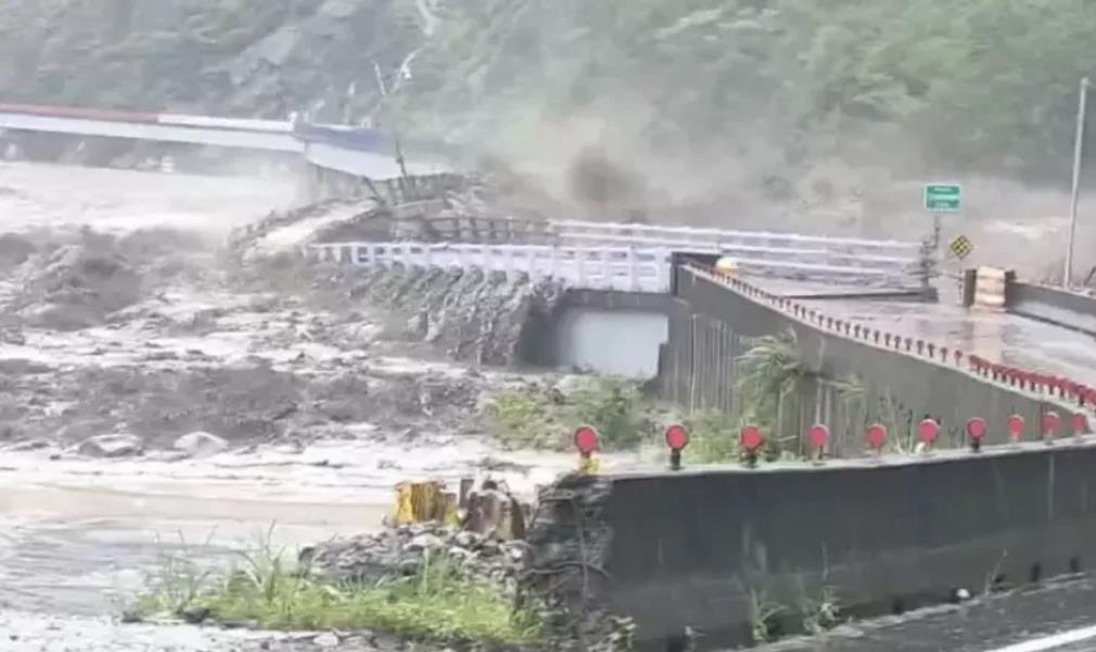 台媒：「豪雨炸全台」「希望之橋」被衝垮致3部落成孤島