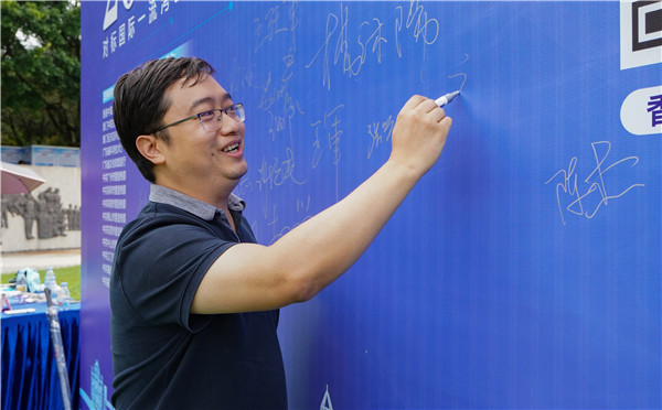 深圳市委宣傳部外宣處副處長唐思簽到