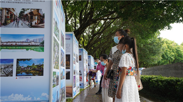 深圳市民在蓮花山參觀創新成果展展板
