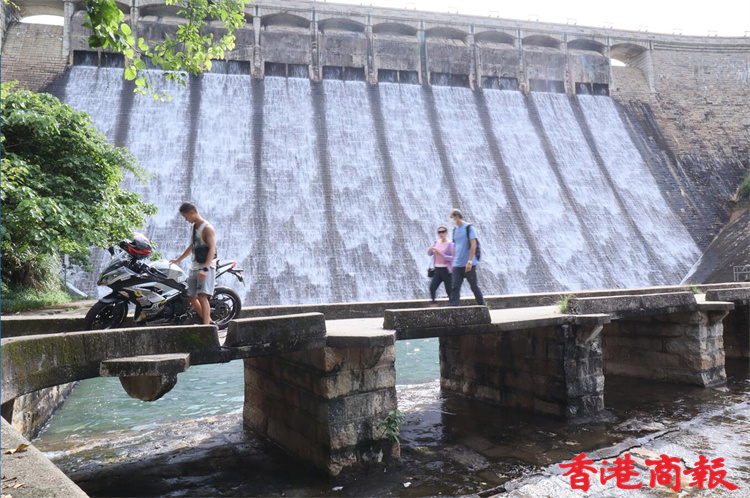 圖集｜豪雨過後 港島大潭篤水塘壯觀景象