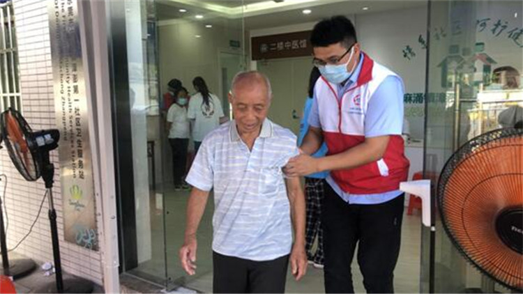 為長者接種「保駕護航」 中建三局深圳公司志願者服務「有溫度」