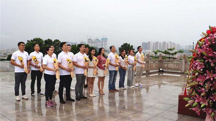 【中共百年 深圳故事】港青深圳瞻仰龍崗人民革命烈士紀念碑