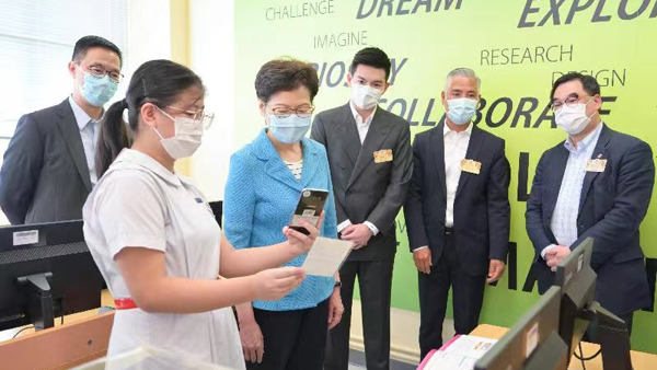 林鄭月娥到訪將軍澳中學並聽取學生對《施政報告》意見