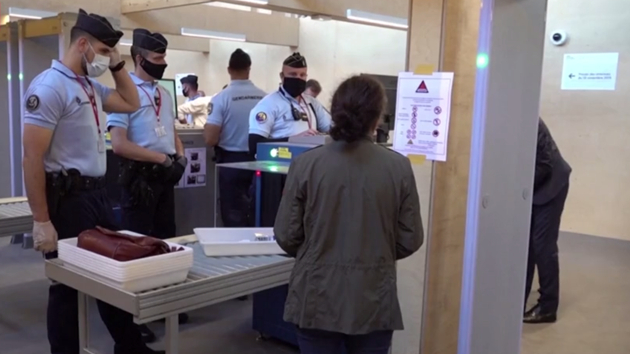 巴黎恐襲案開審 法前總統奧朗德被列為出庭證人受質疑