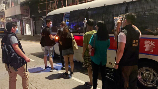 警方砵蘭街搗破非法遊戲機賭檔 拘8人