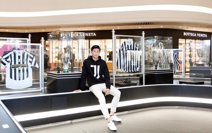 【玩樂】時代廣場x祖雲達斯 首個海外大型獎盃展覽