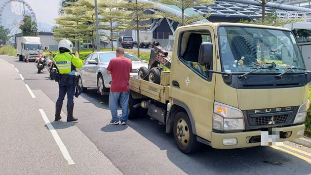 警方港島打擊違泊 發3421張告票拖走10車