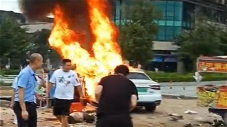 廣東惠州一轎車撞入路邊攤起火 致6死13傷