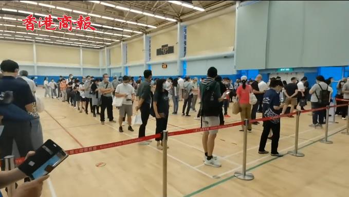 有片 | 九龍公園票站氣氛熱烈 逾百人排隊等候投票