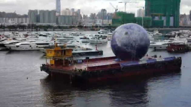 有片｜追完月無曬氣 觀塘巨月風吹雨打跌落海