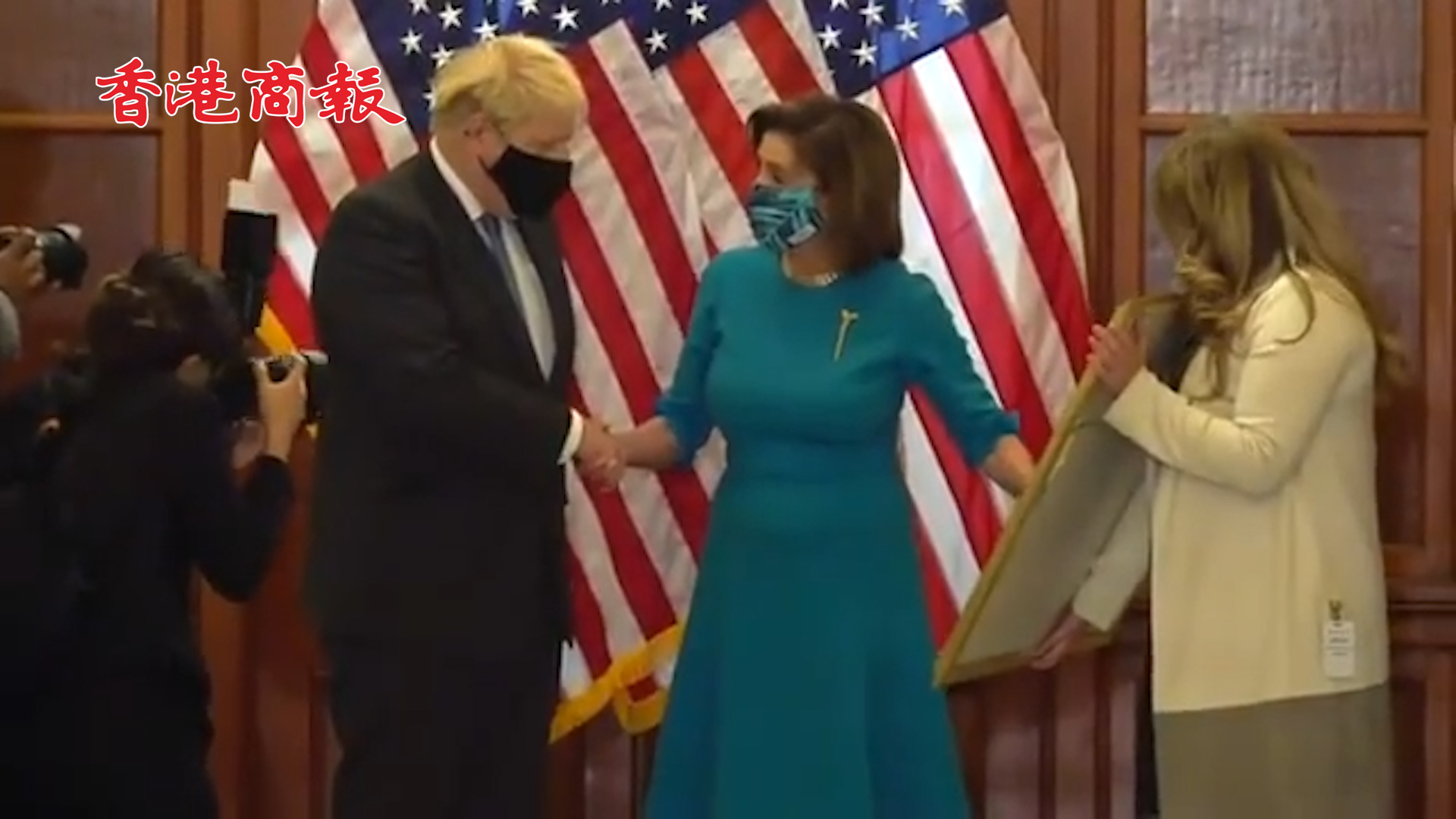 有片丨約翰遜與佩洛西握手不放長達1分鐘 前一天曾與新冠陽性的巴西官員握過手