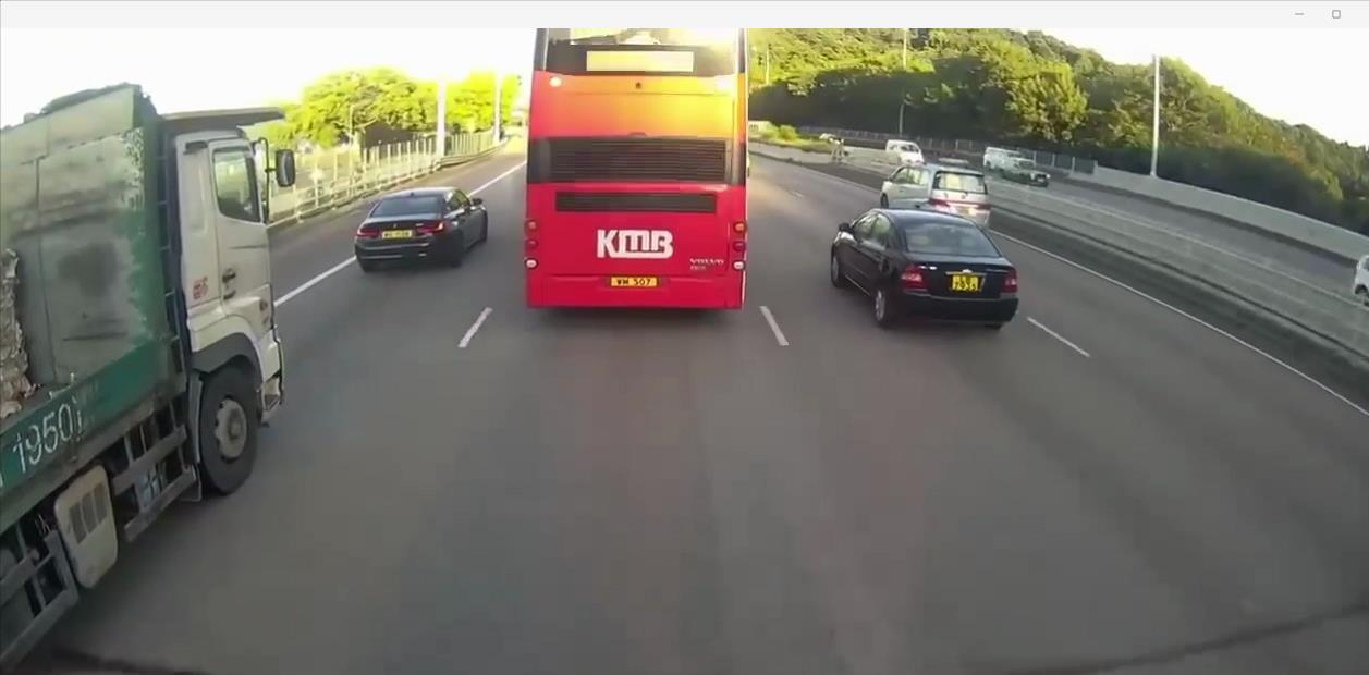 有片 | 路見不平 寶馬擋道阻巴士切線  貨車大佬出手相助