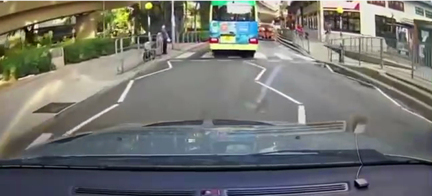 有片 | 平治車直衝斑馬線唔讓行人 司機叼煙落車「惡人先告狀」