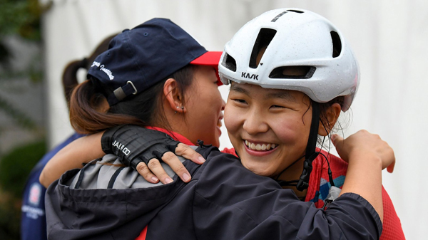 徐英偉祝賀李思穎奪得全運會金牌