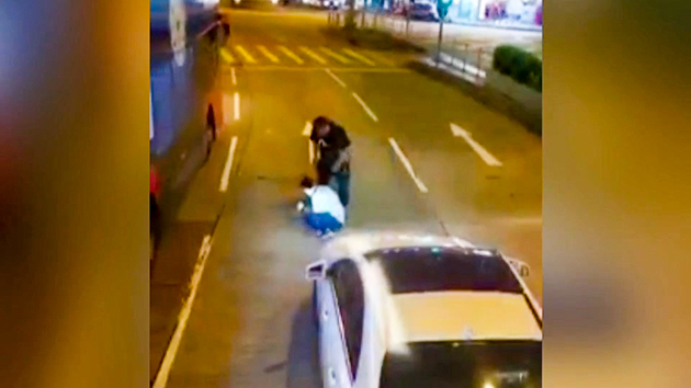 有片｜急刹車差點追尾 平治惡司機郁手打巴士車長