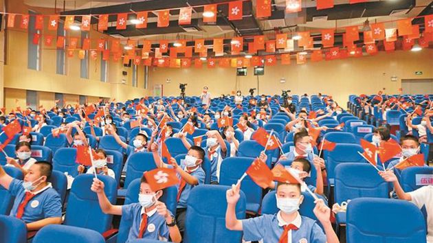 「手牽手 向前走」  深港2000名青少年共同祝福祖國生日