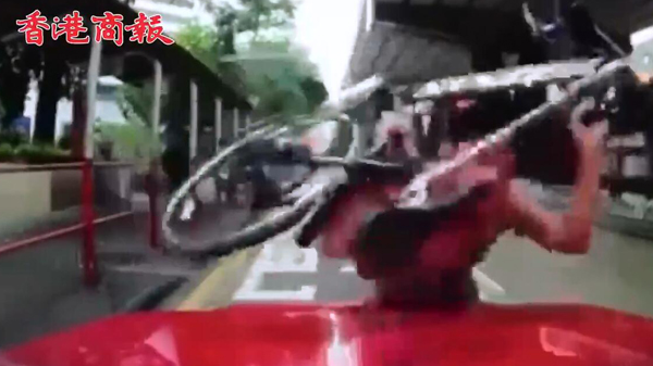 有片 | 半祼單車男不滿被響咹 怒砸的士