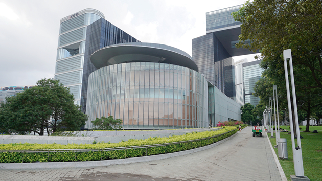 立法會大樓外圍水馬通宵被移走