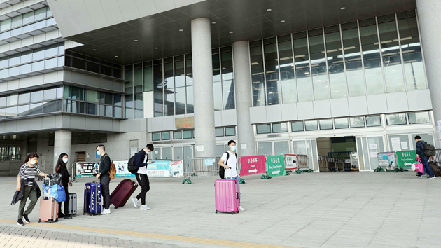 何栢良：「通關碼」作為本港與內地恢復通關條件 是可行做法