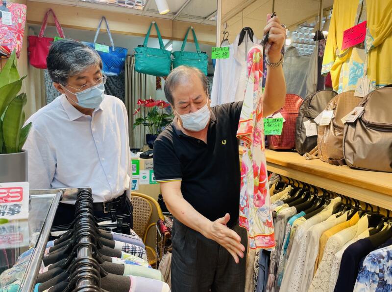 有片｜中聯辦副主任羅永綱走訪商會商戶問民生：「有什麼心裏話請對我們說」