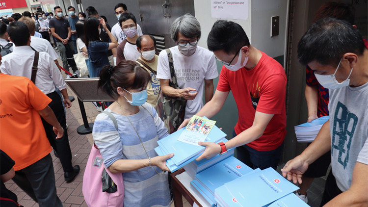 有片｜《施政報告》今公布 市民排長龍等候領取