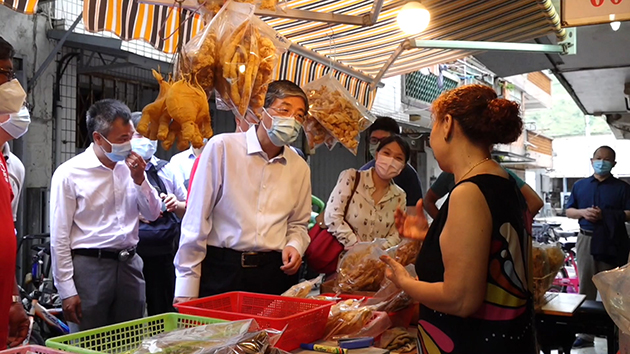 有片｜中聯辦副主任羅永綱走訪大澳漁村：「大澳的事也是我們大家的事」