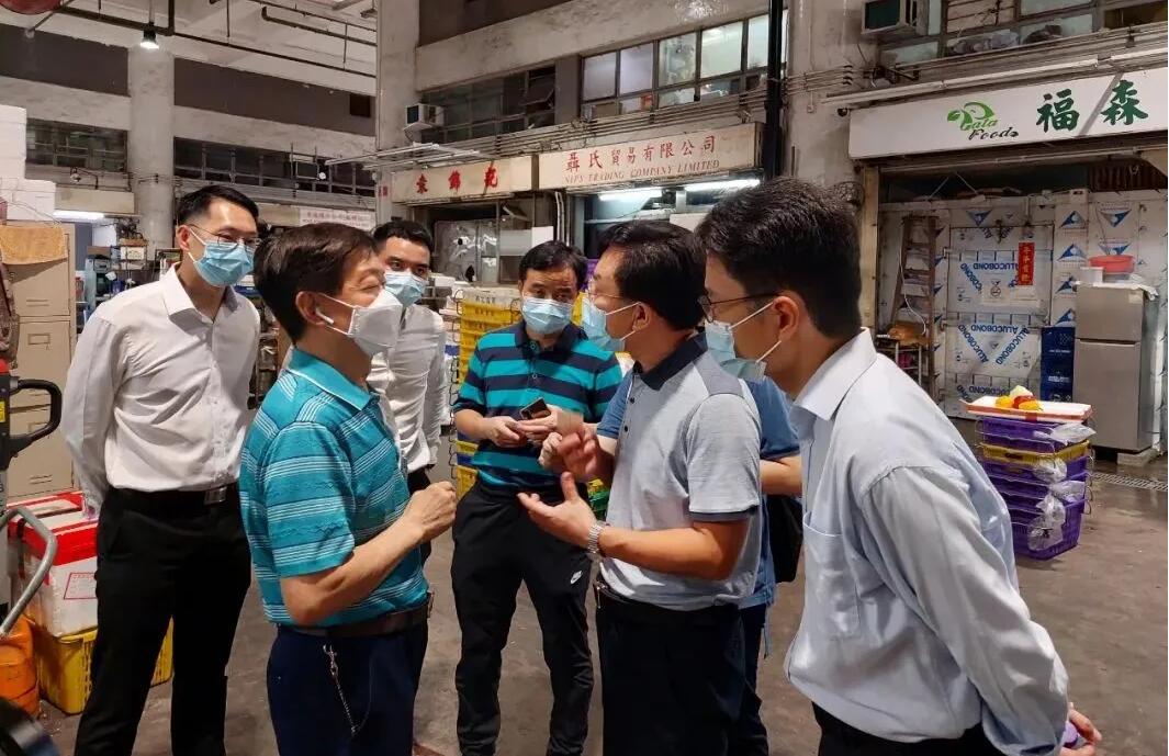 有片丨問問「菜籃子」 聊聊「果盤子」　中聯辦行政后勤保障人員走街市訪商販落區聆聽