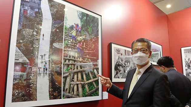 《國家相冊》圖片展在港展出 陳茂波霍啟剛等人觀展