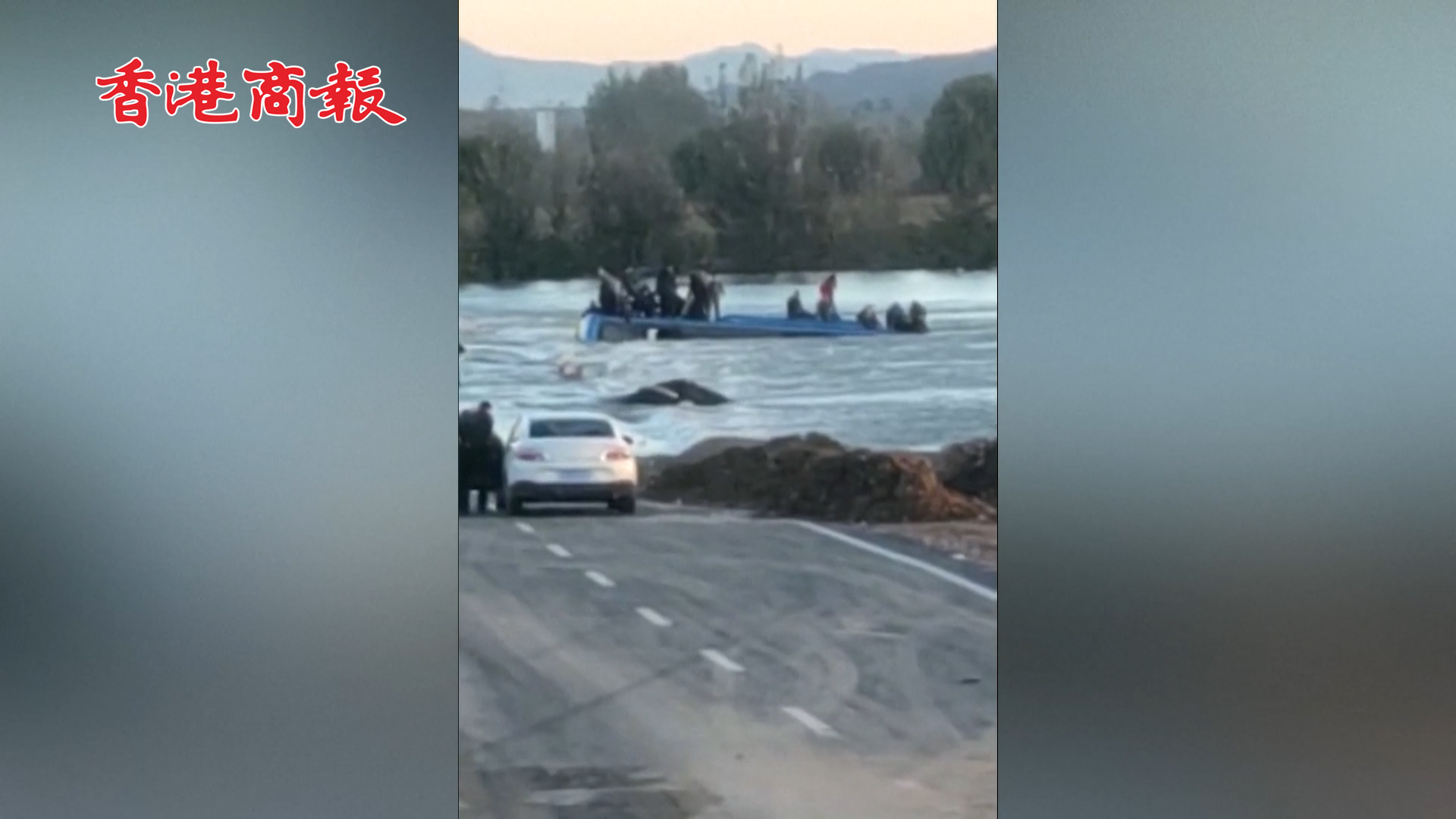 有片丨河北通勤班車墜河已致3人死亡11人失聯 車輛實載51人