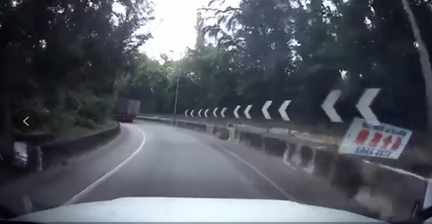 有片｜天水圍貨櫃車轉彎翻側 司機拋出車外送院不治