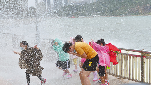 「圓規」襲港多處水浸 八號波掛了23小時