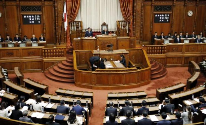 岸田文雄在內閣會議決定解散眾議院