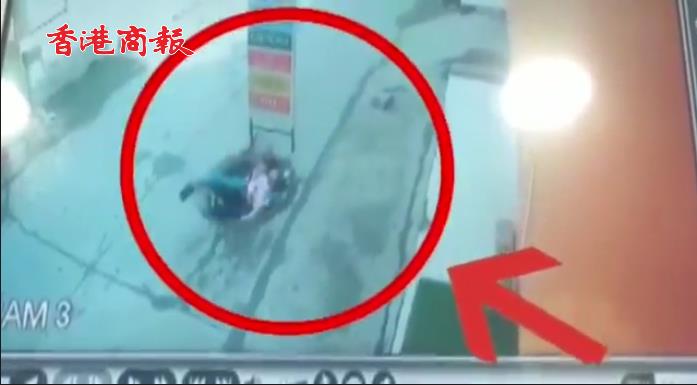 有片 | 驚險！印度女子抱嬰走路打電話摔進下水道