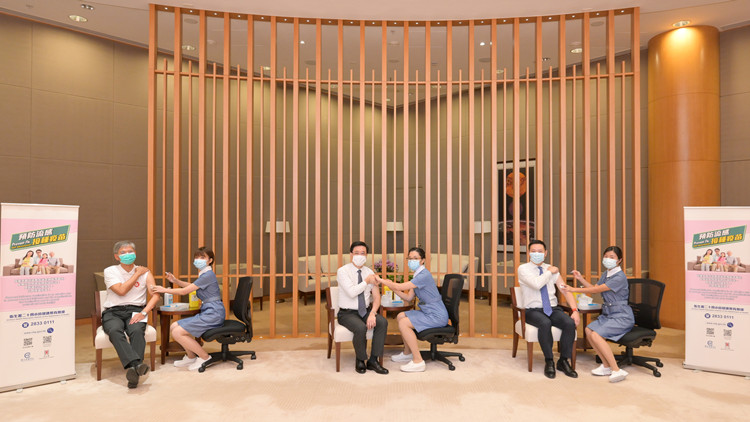 官員議員帶頭打流感針  李家超籲市民為入冬健康添保障  　