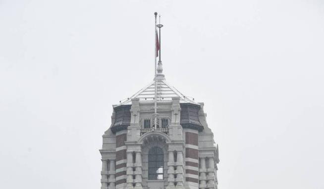 悼念高雄「城中城」火災罹難者 全台降半旗