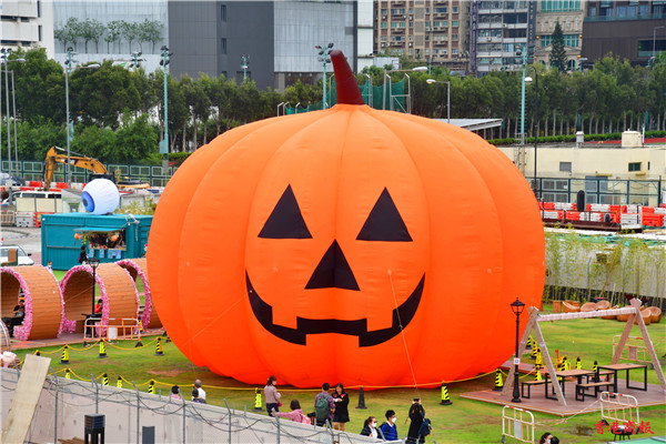 圖集 | 萬聖節即將來臨 10米高巨型南瓜登陸灣仔