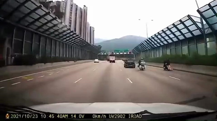 有片｜私家車與電單車吐露港公路爭線相撞 鐵騎士昏迷送醫