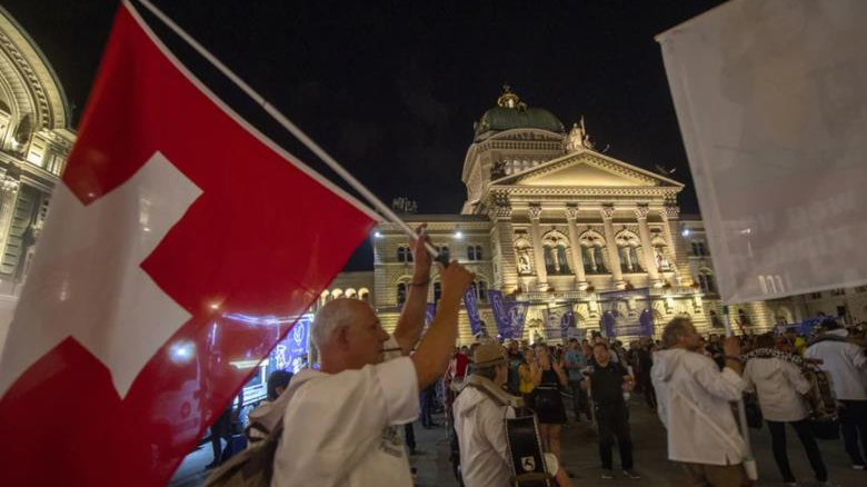 瑞士推疫苗證明引爭議 11月全民公投定走向